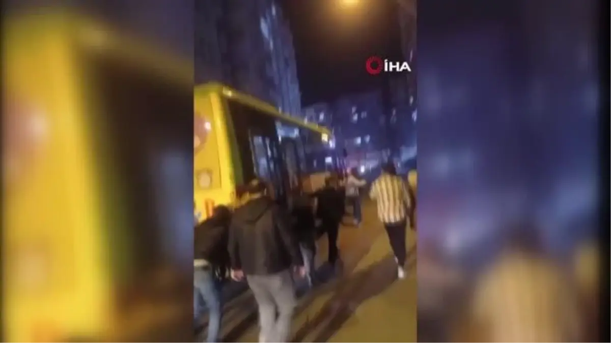 Diyarbakır'da yakıtı biten özel halk otobüsünü yolcular itti