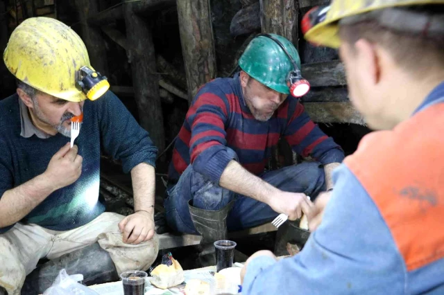 Madenciler birinci sahurunu yerin 300 metre altında yaptı