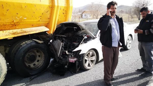 Malatya'da araba, kamyona çaptı: 4 yaralı