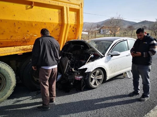 Malatya'da araba, kamyona çaptı: 4 yaralı