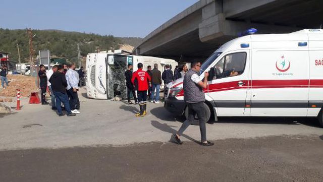 MERSİN'DE AKKUYU NGS İŞÇİLERİNİN SERVİSİ DEVRİLDİ: 11 YARALI