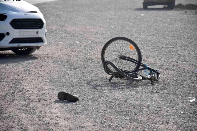 Arabanın çarptığı bisikletli ağır yaralandı