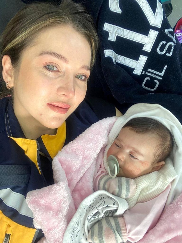 Pendik'te terk edilen bebeğe sütannelik yapan sağlıkçı: Kendim de 14 aylık bir kız bebek annesiyim. Bu sebepten bebeği aldım ve emzirdim 
