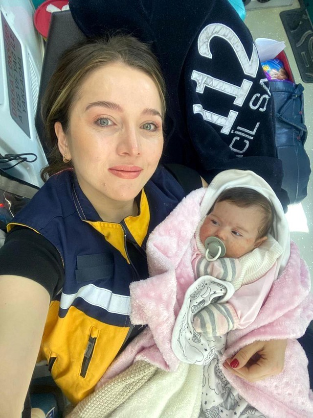 Pendik'te terk edilen bebeğe sütannelik yapan sağlıkçı: Kendim de 14 aylık bir kız bebek annesiyim. Bu sebepten bebeği aldım ve emzirdim