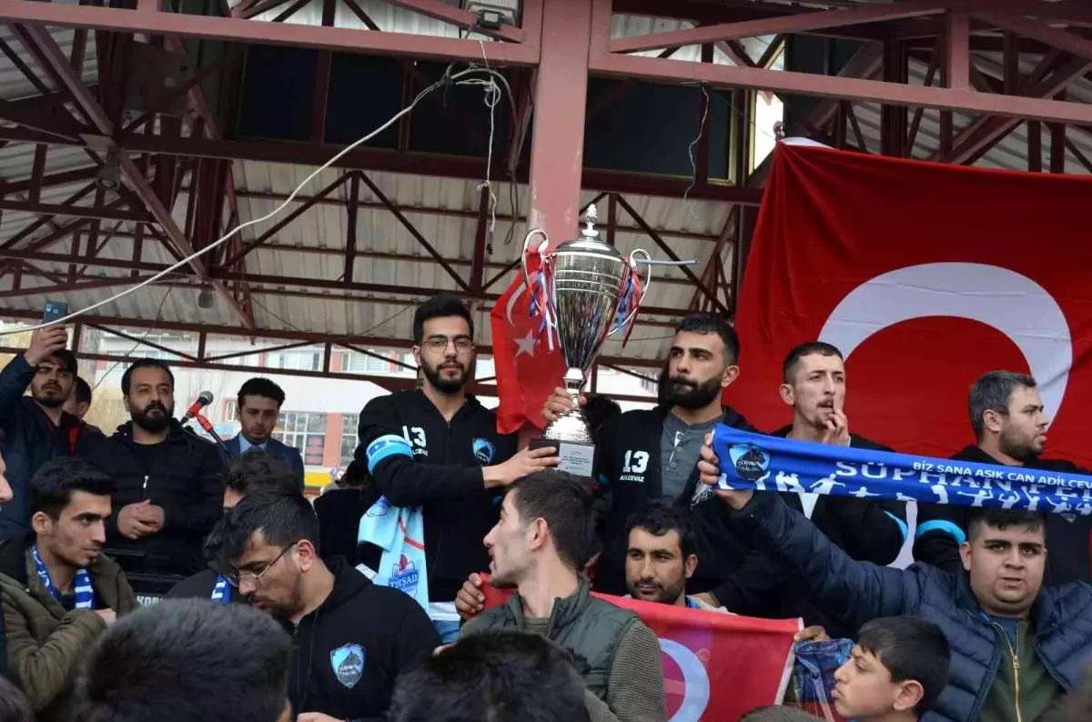 Şampiyon takım Adilcevaz'da coşkuyla karşılandı