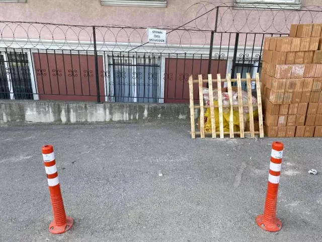 Tapuda siteye ilişkin olduğunu öğrendikleri kaldırımı tel örgü ile kapattılar