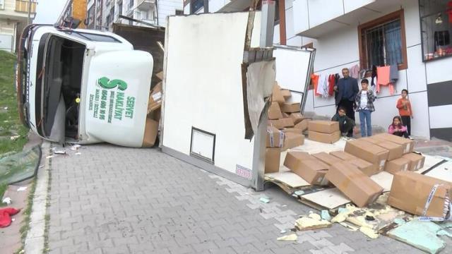 Yokuşu çıktığı sırada hakimiyetini kaybeden kamyonet devrildi! O anlar kameraya yansıdı