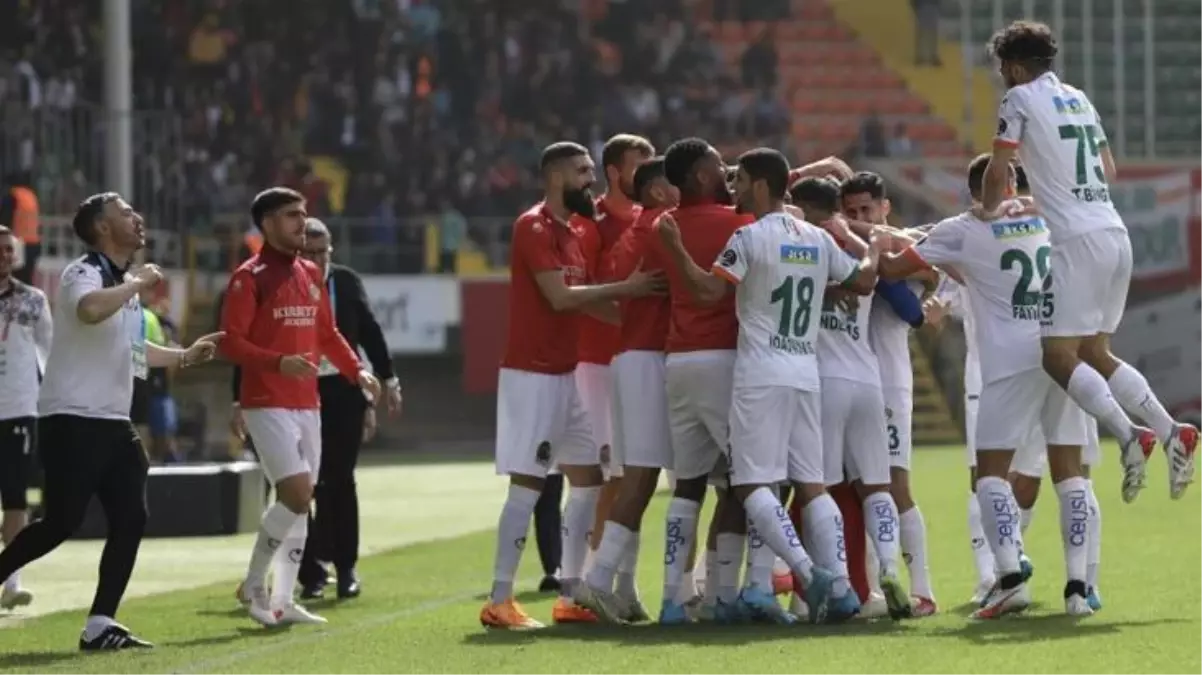 Alanyaspor, Rizespor'a göz açtırmadı! Karadeniz ekibi, Süper Lig'de dibe vurdu