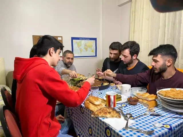 Başkan Uçar üniversiteli gençlere elleriyle iftar yemeği pişirdi