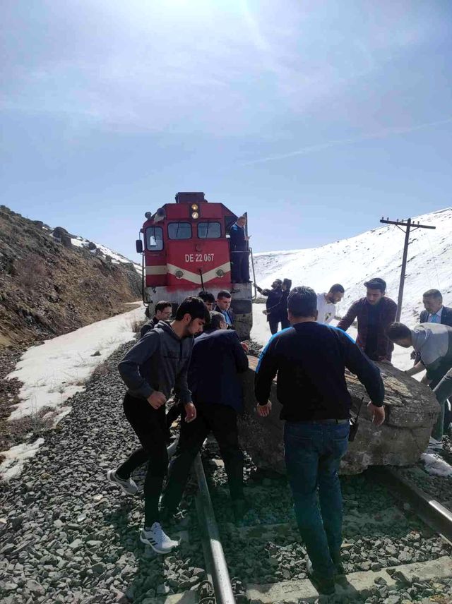 Doğu Ekspresine kaya engeli