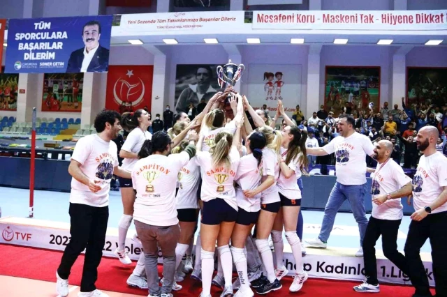 Bayanlar Voleybol 1. Ligi Play-off: Çukurova Belediyesi Spor Külübü: 3 Karşıyaka Spor Kulübü: 0