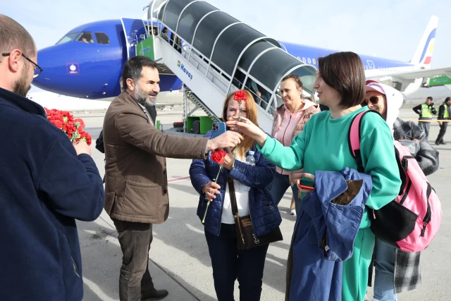 Kapadokya'ya direkt uçuşla gelen Moldovalı turistler çiçeklerle karşılandı