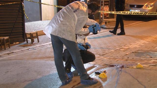 Metrobüsten inen bayanı zorla orta sokağa götürüp öldüren adam tıpkı silahla intihara kalkıştı