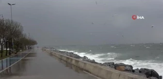 Pendik'te vatandaşlar şiddetli dalgalarla fotoğraf çekindi