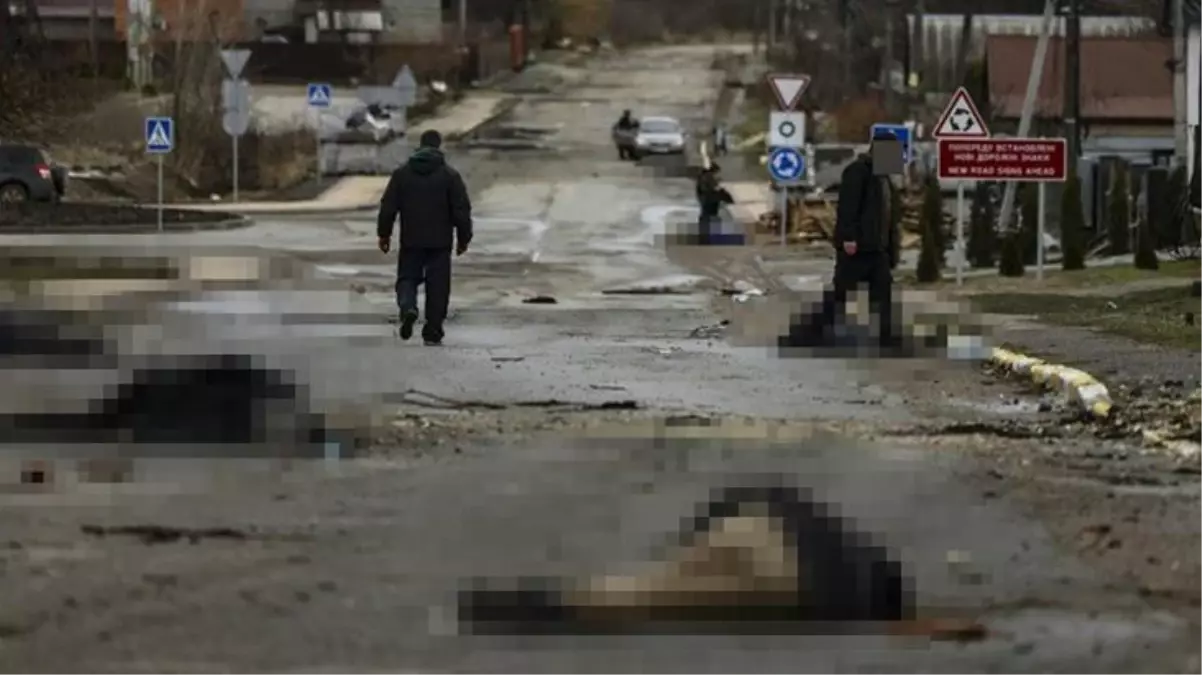 Rusya'nın çekildiği bölgeden fotoğraf paylaşan Zelenski, Rus askerlerine küfrederek tepkisini dile getirdi