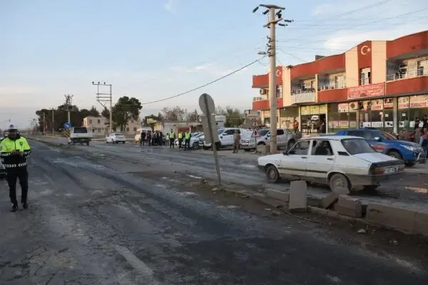 Yol kapatıp hengame eden husumetli ailelerin hengamesinde ortalık savaş alanına döndü: 14 yaralı