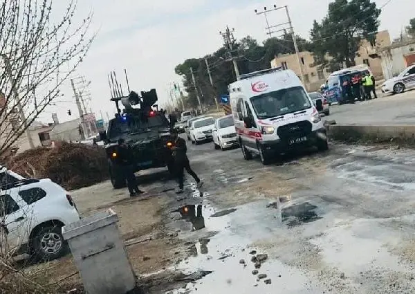 Yol kapatıp hengame eden husumetli ailelerin hengamesinde ortalık savaş alanına döndü: 14 yaralı