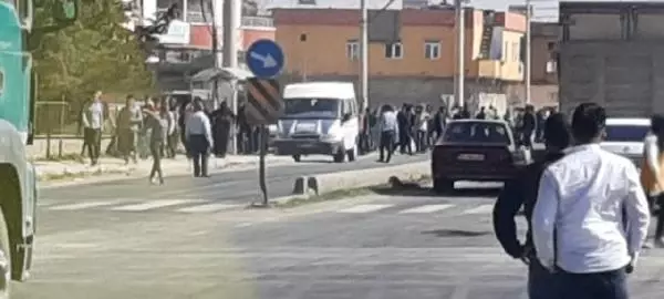 Yol kapatıp hengame eden husumetli ailelerin hengamesinde ortalık savaş alanına döndü: 14 yaralı