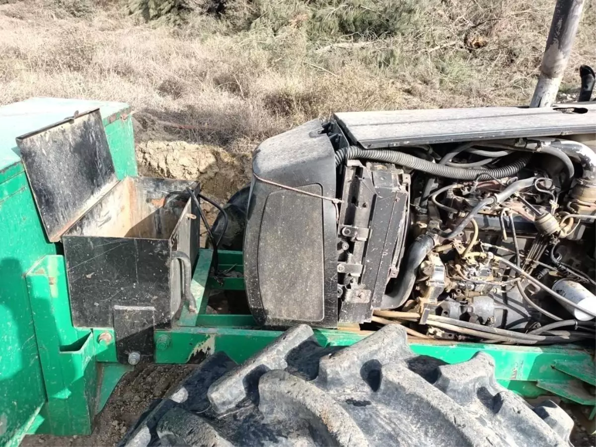 2 adet akü ve elektrik direğini parçalayarak çalan 4 kişi yakalandı