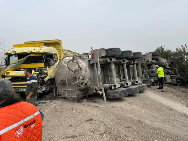 Adana'da kamyonla çarpışan tankerde sıkışan sürücü yaralı kurtarıldı