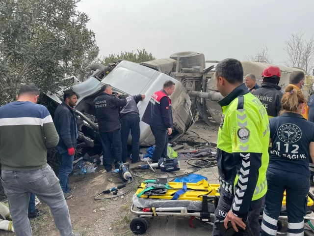 Adana'da kamyonla çarpışan tankerde sıkışan sürücü yaralı kurtarıldı