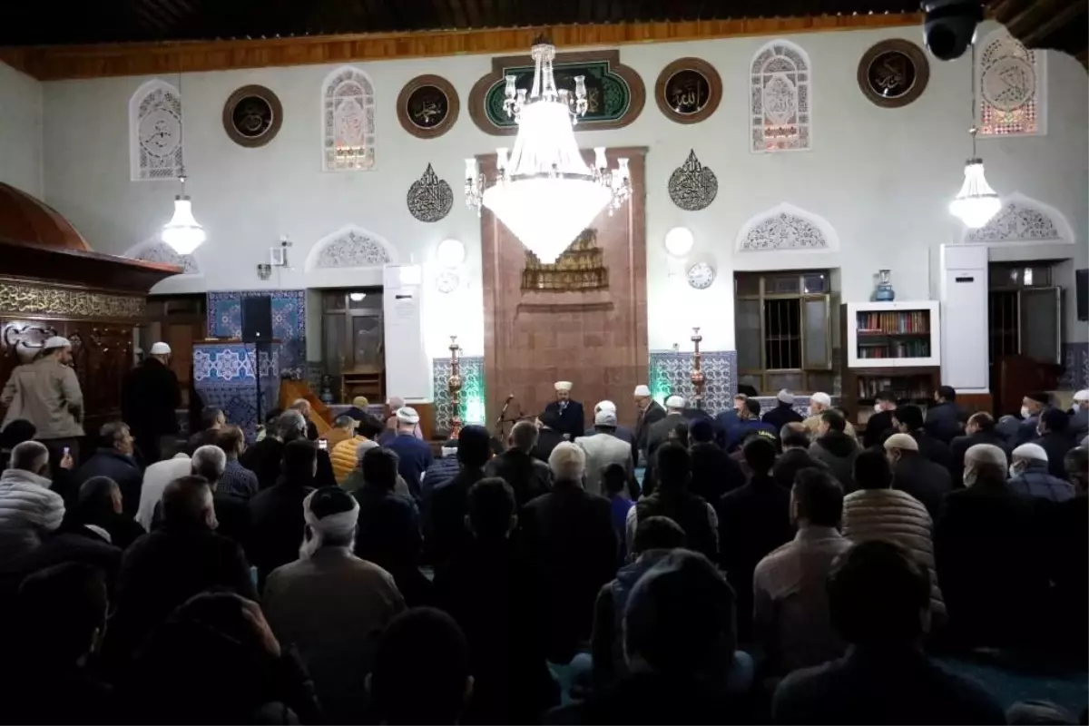 Ayasofya Cami İmam Hatibi Muştuer, İnegöl'de teravih kıldırdı