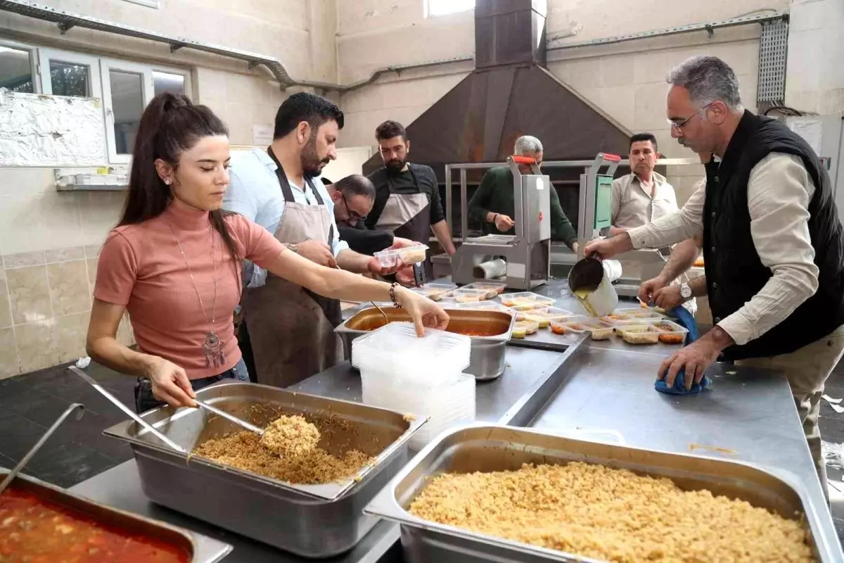 Başkan Kuş 1050 aileye yemek yapmak için mutfağa girdi