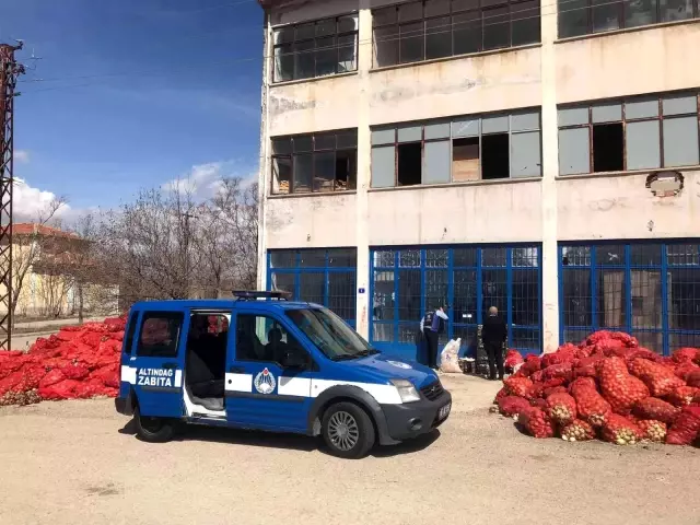 Yol kenarına atılmış yüzlerce çuval soğan, takımları harekete geçirdi
