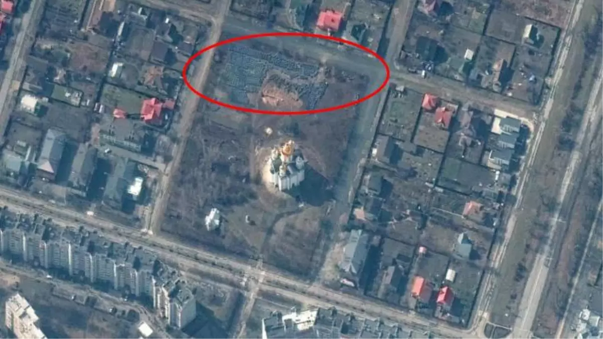 Buça'da sokaklardaki cesetlerin şoku bitmeden bu kez de kilise bahçesinde toplu mezar! İlk kez uydudan görüntülendi