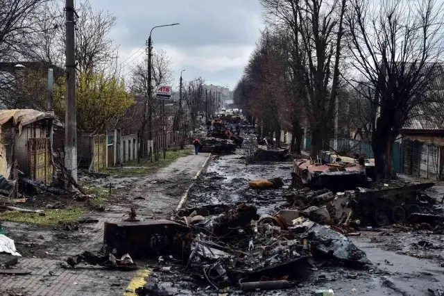 Bucha'da imha edilen Rus konvoyu görüntülendi Bucha'da imha edilen Rus konvoyu görüntülendi