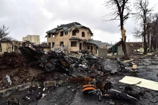 Bucha'da imha edilen Rus konvoyu görüntülendi Bucha'da imha edilen Rus konvoyu görüntülendi
