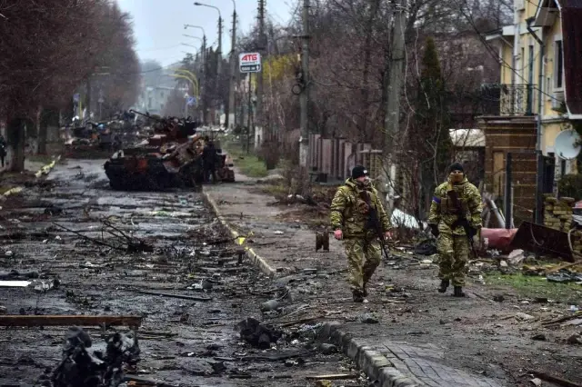 Bucha'da imha edilen Rus konvoyu görüntülendi Bucha'da imha edilen Rus konvoyu görüntülendi