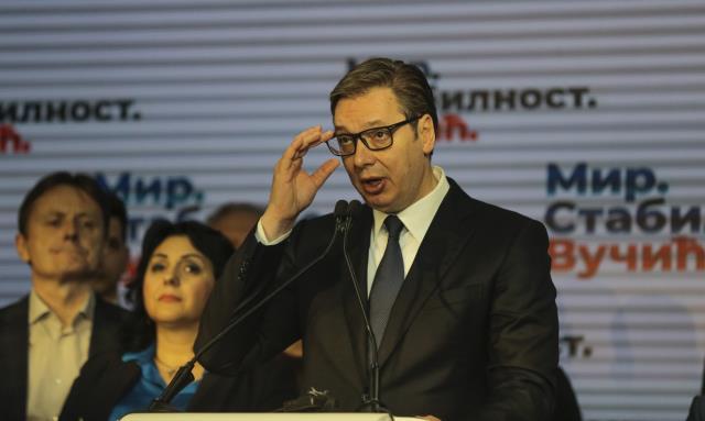 Canlı yayında buzdolabının içinden çıkan Aleksandar Vucic, Sırbistan'da bir sefer daha cumhurbaşkanı seçildi