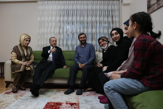Cumhurbaşkanı Erdoğan ve eşi Emine Erdoğan, İstanbul'da bir ailenin meskeninde iftar yaptı