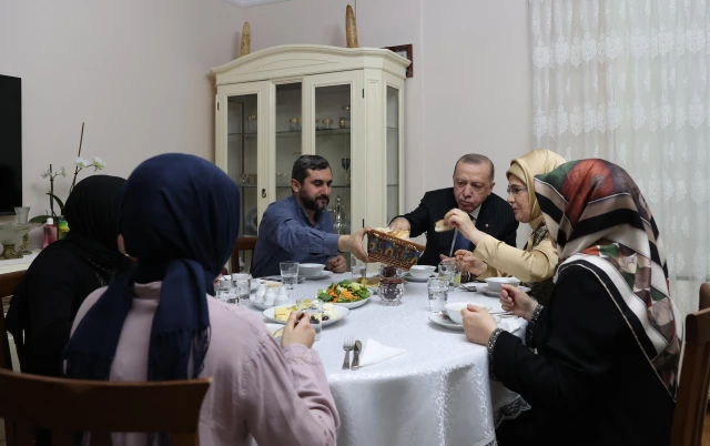 Cumhurbaşkanı Erdoğan ve eşi Emine Erdoğan, İstanbul'da bir ailenin meskeninde iftar yaptı