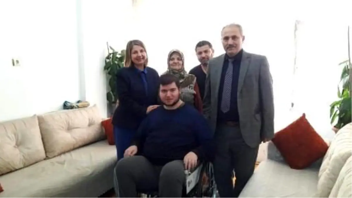 Engelli gencin tekerlekli sandalye sevinci