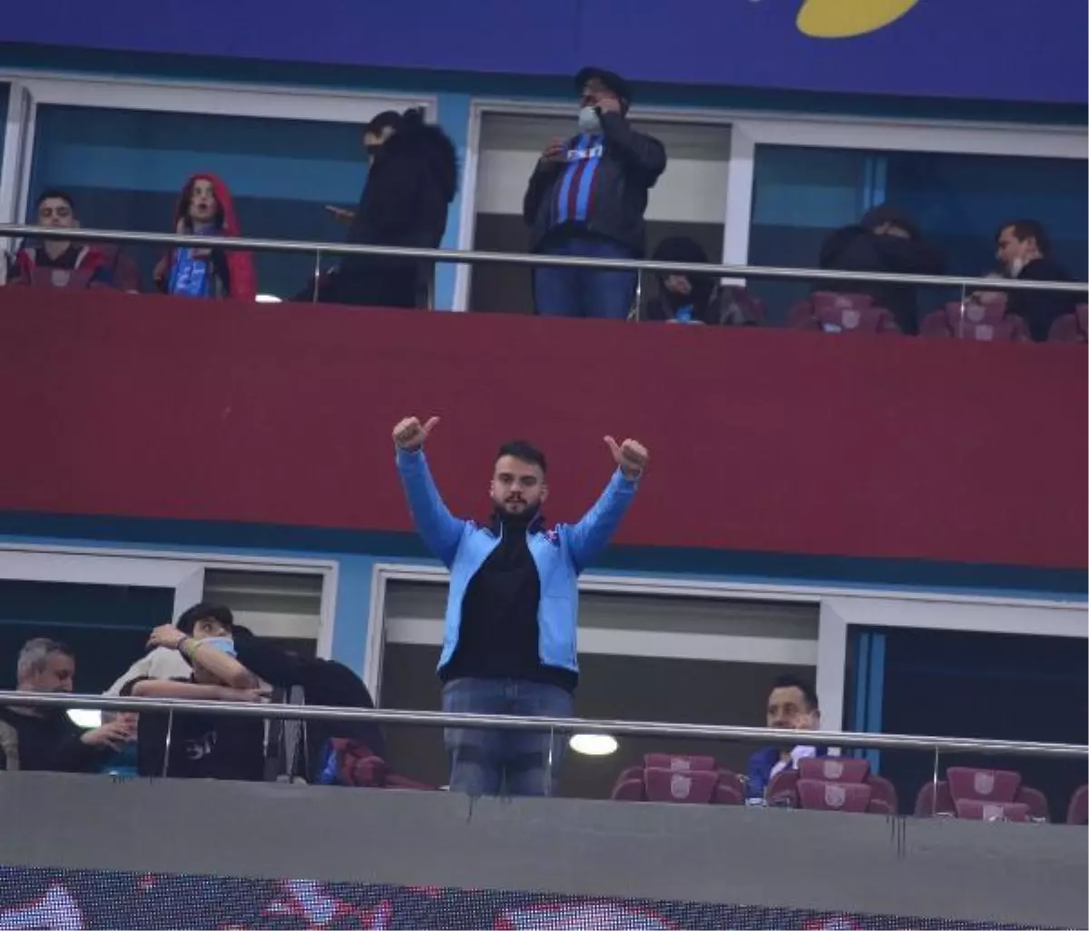 FRANSIZ YARGIÇTAN ÖZEL İZİNLE GELEN GURBETÇİ TARAFTAR, MAÇI EŞİYLE TRİBÜNDE İZLEDİ - YENİDEN