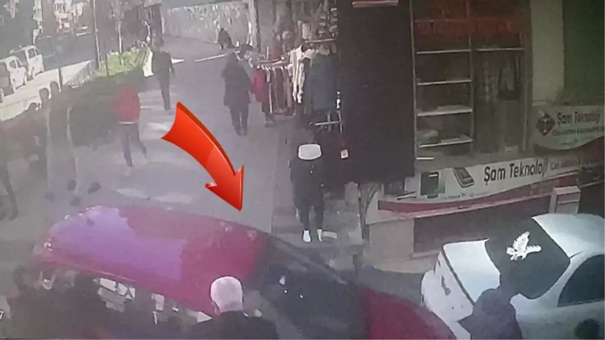 Fren yerine gaza basınca iki gence çarptı! Korku dolu anlar kamerada