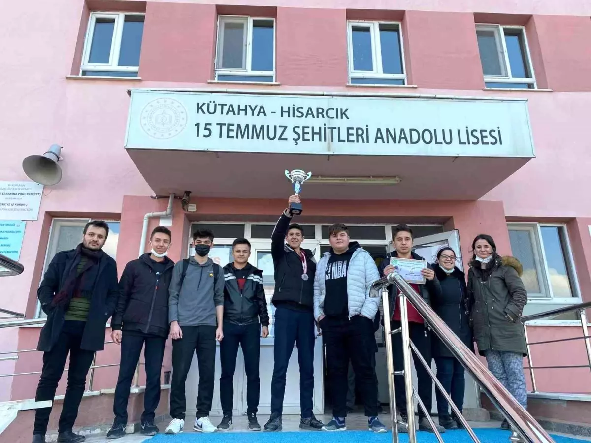 Hisarcık'ta futsal turnuvasında dereceye giren öğrenciler ödüllendirildi