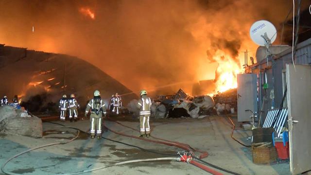 Ümraniye'de geri dönüşüm tesisinde yangın! 8 iş yeri küle döndü