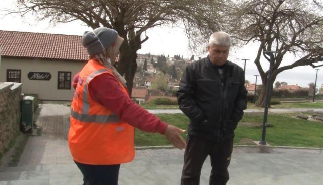 Kendisine "Sen çöpçüsün, pisliksin" diyen simitçi ile tartışan paklık vazifelisi gözyaşlarına hakim olamadı