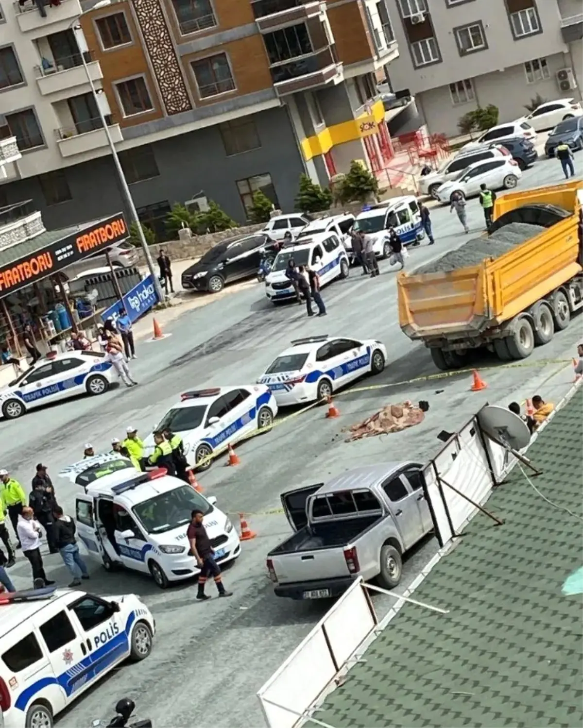 Geri manevra yapan kamyonun altında kalan kadın yaşamını yitirdi