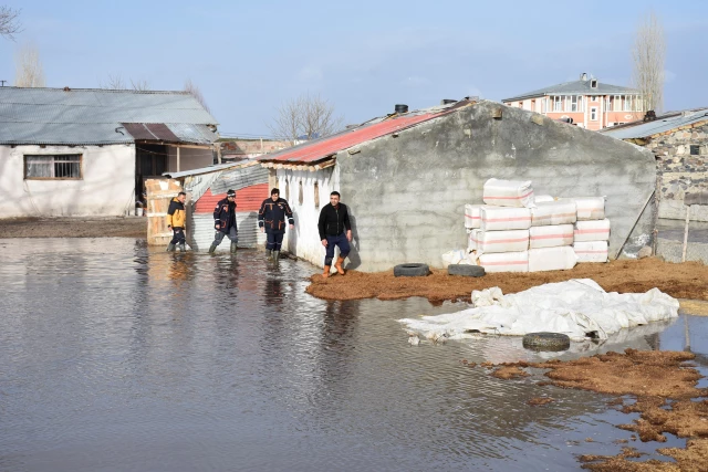 Kars'ta karların erimesinin ardından 15 ev ve bazı ahırları su bastı