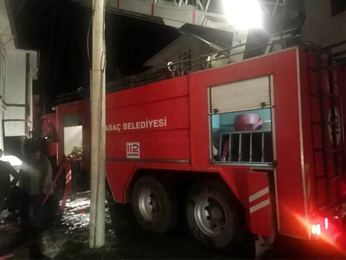 Kastamonu'da iki katlı evin çatısı yandı