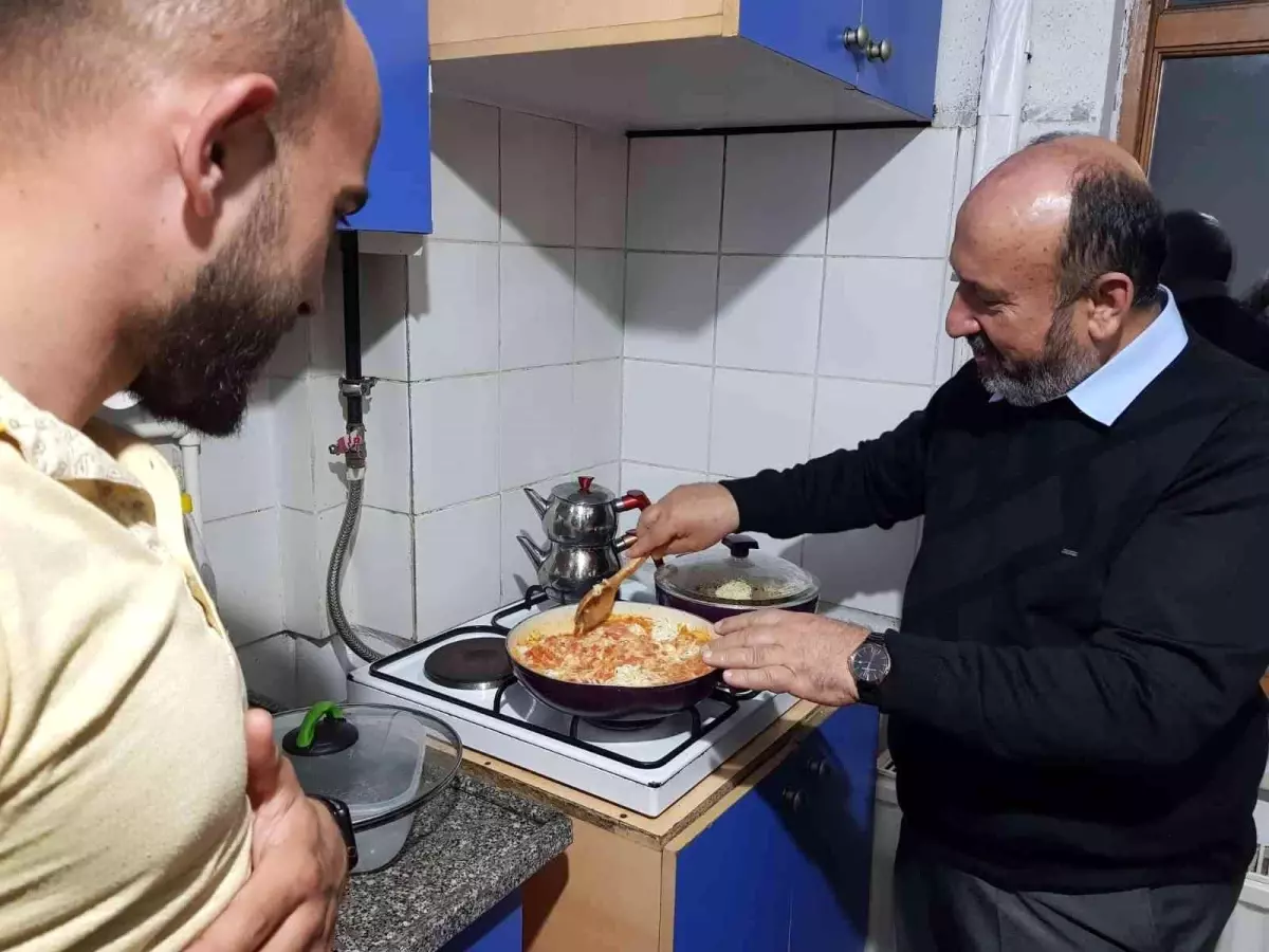 Kolları sıvayıp sahurda menemen yapan vekile öğrencilerden tam not