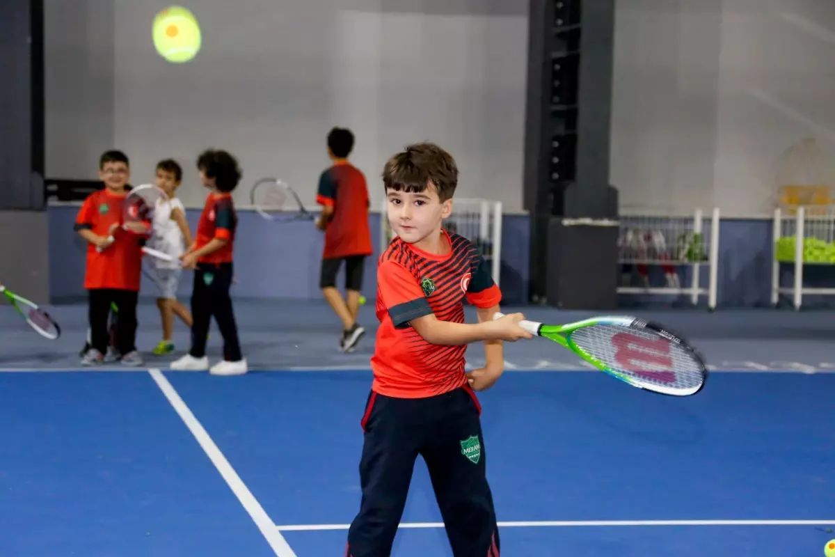 Meram'da 3. Geleneksel Minikler ve Yıldızlar Kort Tenis Turnuvası başvuruları başladı