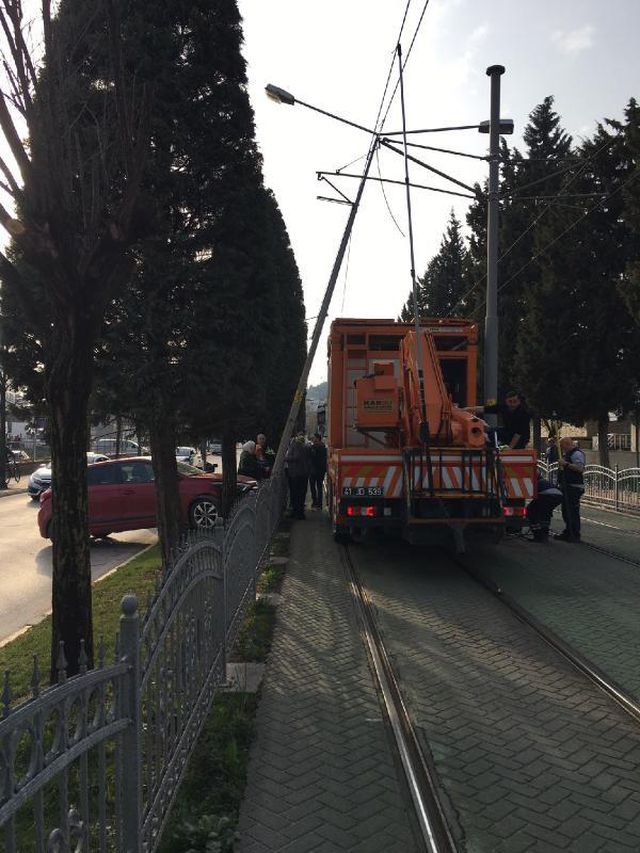 otomobil tramvay hattindaki elektrik diregine 2 14842899 o