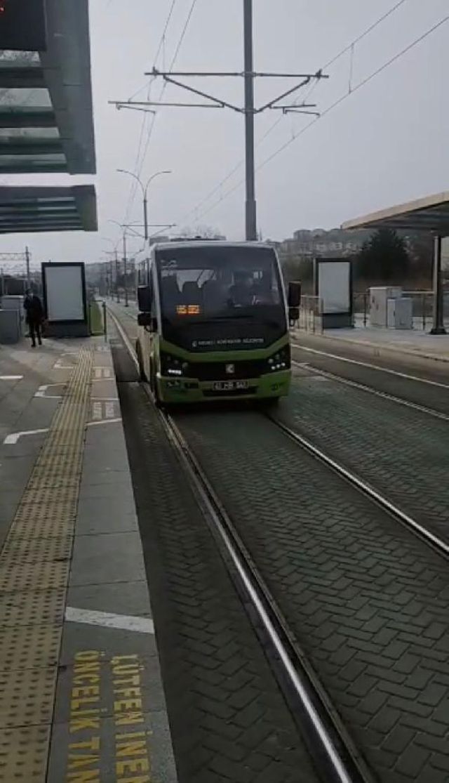 otomobil tramvay hattindaki elektrik diregine 4 14842899 o