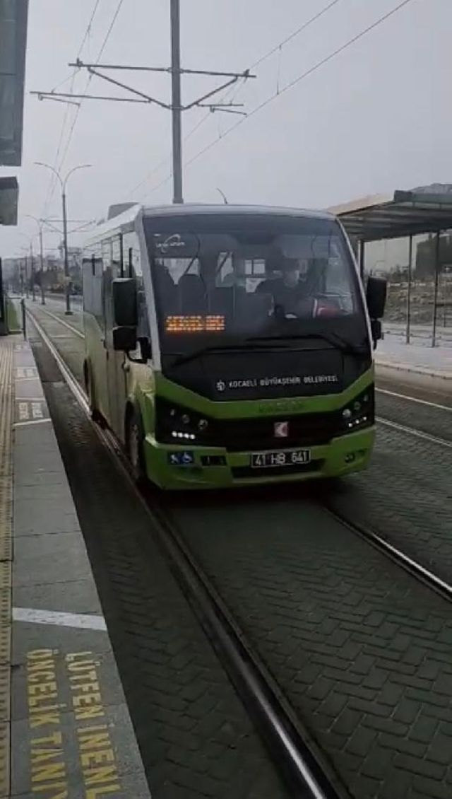 otomobil tramvay hattindaki elektrik diregine 5 14842899 o