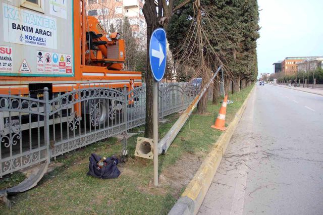 otomobilin carptigi aydinlatma diregi tramvay 10 14842888 o